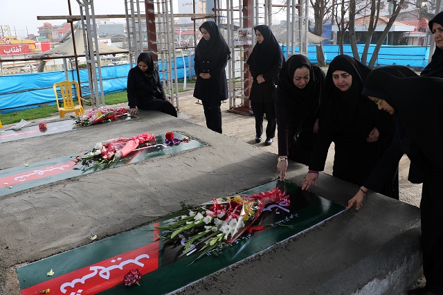 گلباران گلزار شهدای گمنام توسط مشاوران امور بانوان ادارات لاهیجان در آستانه میلاد حضرت فاطمه زهرا(س) و روز مادر